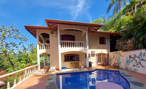 WaveSong: Mountainside Villa with Ocean views & Pool